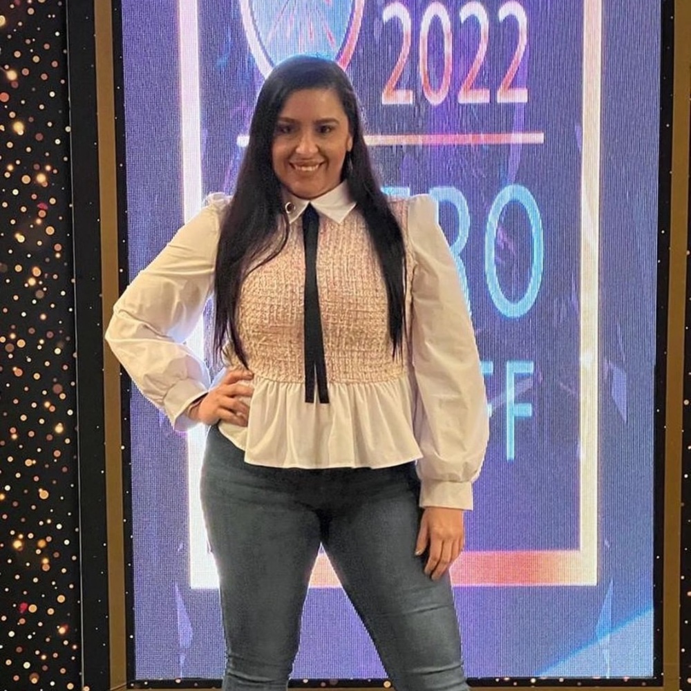 Size Large. Beautiful shirt. Use only 2 times